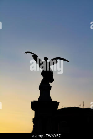 Angelo statua silhouette vista su Sant Angelo ponte (Roma, Italia) Foto Stock