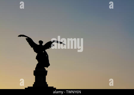 Angelo statua silhouette vista su Sant Angelo ponte (Roma, Italia) Foto Stock