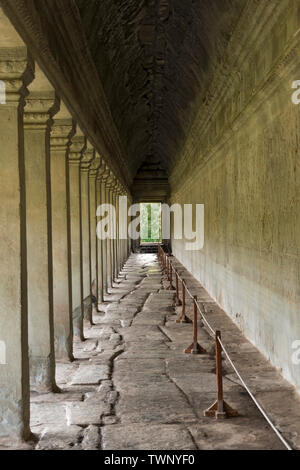 Corridoio lungo il condotto interno in Angkor Wat circondato da pilastri, Angkor Wat, Parco Archeologico di Angkor, Siem Reap, Cambogia, Asia Foto Stock