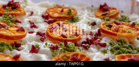 Tradizionale dessert turco: gullac; con arachidi, essiccato fettine di arancia e asciugato i semi di melograno Foto Stock