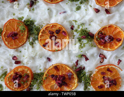 Tradizionale dessert turco: gullac; con arachidi, essiccato fettine di arancia e asciugato i semi di melograno Foto Stock