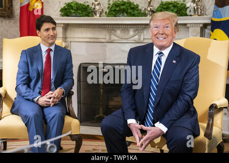 Washington, Distretto di Columbia, Stati Uniti d'America. Xx Giugno, 2019. Il presidente statunitense Trump (R) incontra il primo ministro canadese Justin Trudeau (L) nell'Ufficio Ovale della Casa Bianca. Il presidente ha parlato ai media circa l'Iran tiro giù un drone americano, dicendo che potrebbe non essere stato intenzionale. Credito: Jim Loscalzo/CNP/ZUMA filo/Alamy Live News Foto Stock