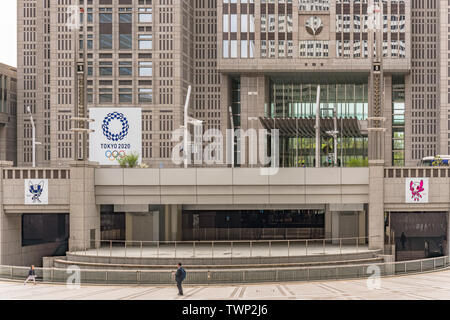 Poster promozionali per il 2019 Olimpici e Paralimpici Summer Games che si terrà in Giappone con blu indaco logo e mascotte personaggi su Tokyo Metropol Foto Stock