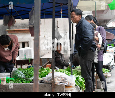 Occupato dell'agricoltore mercato nel centro cittadino di Xiamen, Cina Foto Stock