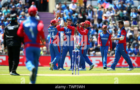 In Afghanistan del Rahmat Shah (centro) festeggia il licenziamento di India Vijay Shankar durante l'ICC Cricket World Cup group stage corrispondono all'Hampshire ciotola, Southampton. Foto Stock