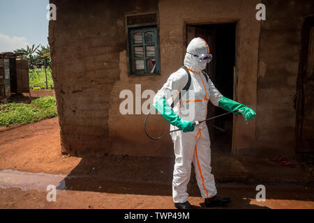 Beni, Repubblica Democratica del Congo. Xiii Giugno, 2019. Organizzazione mondiale della sanità lavoratore Belinda Landu, 28, decontamina la casa di un Pastore che ha appena testato positivi per il virus di Ebola in Beni.La Repubblica democratica del Congo sta vivendo la seconda più grande epidemia di Ebola registrata nella storia, e la risposta è ostacolata dal fatto che è attiva una zona di conflitto. Più di 1.400 persone sono morte dal mese di agosto 2018. Credito: Sally Hayden SOPA/images/ZUMA filo/Alamy Live News Foto Stock