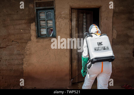 Beni, Repubblica Democratica del Congo. Xiii Giugno, 2019. Organizzazione mondiale della sanità lavoratore Belinda Landu, 28, decontamina la casa di un Pastore che ha appena testato positivi per il virus di Ebola in Beni.La Repubblica democratica del Congo sta vivendo la seconda più grande epidemia di Ebola registrata nella storia, e la risposta è ostacolata dal fatto che è attiva una zona di conflitto. Più di 1.400 persone sono morte dal mese di agosto 2018. Credito: Sally Hayden SOPA/images/ZUMA filo/Alamy Live News Foto Stock