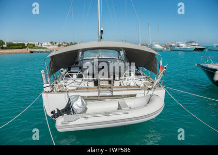 Yacht ormeggiati in porto. Più Barche a motore ormeggiata in banchina. Yatchs in marina. Foto Stock