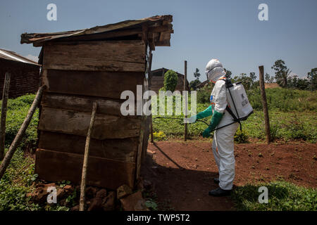 Beni, Repubblica Democratica del Congo. Xiii Giugno, 2019. Organizzazione mondiale della sanità lavoratore Belinda Landu, 28, decontamina la casa di un Pastore che ha appena testato positivi per il virus di Ebola in Beni.La Repubblica democratica del Congo sta vivendo la seconda più grande epidemia di Ebola registrata nella storia, e la risposta è ostacolata dal fatto che è attiva una zona di conflitto. Più di 1.400 persone sono morte dal mese di agosto 2018. Credito: Sally Hayden SOPA/images/ZUMA filo/Alamy Live News Foto Stock