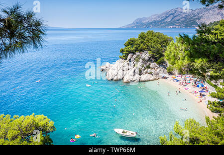 BRELA, Croazia - Luglio 20, 2018: turisti rilassarsi sulla meravigliosa spiaggia di Brela, bellissimo Mar Mediterraneo in Croazia Foto Stock