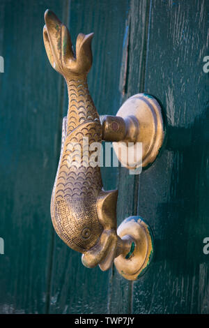 Porta vecchia dolphin maniglia della porta verde, Valletta, Malta. Foto Stock