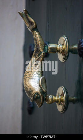 Porta vecchia dolphin maniglia della porta verde, Valletta, Malta. Foto Stock