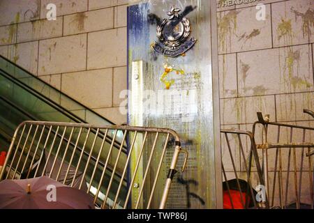 Hong Kong Cina - Giugno 21th, 2019. Manifestanti blocco quartier generale della polizia e chiedere il rilascio dei dimostranti arrestati in una precedente dimostrazione. Le facciate delle centrali di polizia sono pieno di uova generata dai manifestanti. Credito: Gonzales foto/Alamy Live News Foto Stock