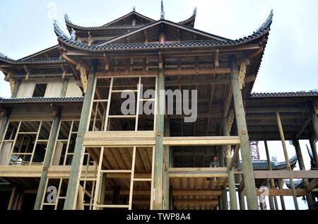 Enshi, la Cina della provincia di Hubei. Il 22 giugno, 2019. Costruttori lavorano a cinque piani di Tusilou, una sorta di stilted edificio, a Xuan'en contea di Enshi Tujia e Miao prefettura autonoma, centrale cinese della provincia di Hubei, 22 giugno 2019. L'edificio in costruzione è un 38,5 metri di altezza in legno casa artefatta del Tujia gruppo etnico. Credito: Song Wen/Xinhua/Alamy Live News Foto Stock