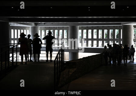 (190622) - Atene, 22 giugno 2019 (Xinhua) -- la gente visita il sito di scavi archeologici del Museo dell'Acropoli di Atene, il 21 giugno 2019. La scavo archeologico che giace al di sotto del Museo dell'acropoli ha aperto le sue porte al pubblico per la prima volta il venerdì per celebrare il museo del decimo anniversario. (Xinhua/Lefteris Partsalis) Foto Stock