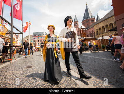 Mainz, Germania. Il 22 giugno, 2019. Volker Hans, come Johannes Gensfleisch, chiamato Gutenberg, e Chazeaud Leopoldine, come Frau von Gutenberg, a piedi in costume attraverso il festival di miglio di fronte alla cattedrale. Centinaia di migliaia di visitatori sono attesi alla Quattro giorni di 'Johannisnacht' festival nel 2019. Il folk festival è stato tenuto in onore del Johannes Gutenberg fin dal 1968. Credito: Andreas Arnold/dpa/Alamy Live News Foto Stock