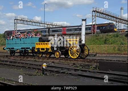 Tyseley, Birmingham, Regno Unito. Il 22 giugno 2019. Passeggeri godendo di una corsa sulla replica ufficiale di Stephenson il famoso razzo al Tyseley locomotore opere weekend aperto. Rocket è stato costruito per la Rainhill Trials in ottobre 1829 per poi quasi completati di Liverpool e Manchester ferroviaria ed era la sola motrice per completare le prove. G.P. Essex/Alamy Live News Foto Stock