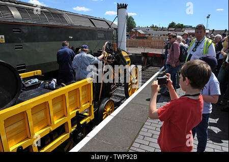 Tyseley, Birmingham, Regno Unito. Il 22 giugno 2019. Passeggeri godendo di una corsa sulla replica ufficiale di Stephenson il famoso razzo al Tyseley locomotore opere weekend aperto. Rocket è stato costruito per la Rainhill Trials in ottobre 1829 per poi quasi completati di Liverpool e Manchester ferroviaria ed era la sola motrice per completare le prove. G.P. Essex/Alamy Live News Foto Stock