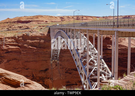 Mattinata soleggiata vista del Mike O'Callaghan - Pat Tillman Memorial Bridge a Boulder City, Nevada Foto Stock