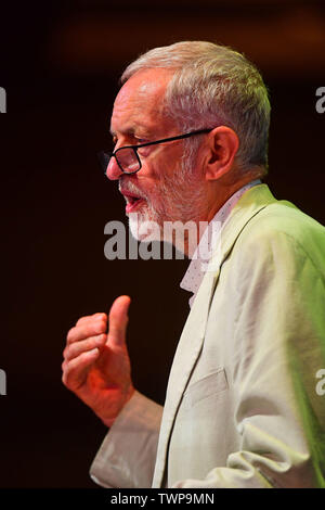 Jeremy Corbyn parlando a un insieme per l'istruzione rally presso la sala centrale di Westminster a Londra. Foto Stock