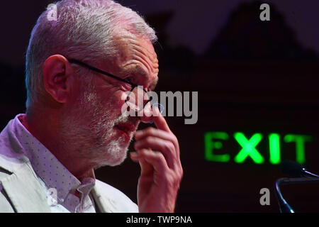 Jeremy Corbyn parlando a un insieme per l'istruzione rally presso la sala centrale di Westminster a Londra. Foto Stock