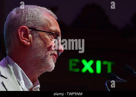 Jeremy Corbyn parlando a un insieme per l'istruzione rally presso la sala centrale di Westminster a Londra. Foto Stock