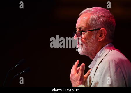 Jeremy Corbyn parlando a un insieme per l'istruzione rally presso la sala centrale di Westminster a Londra. Foto Stock