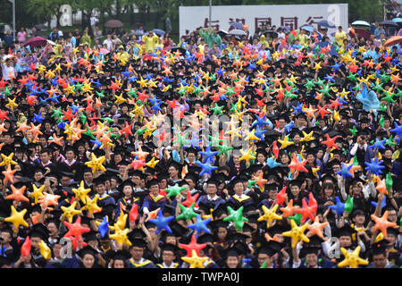 Wuhan, la Cina della provincia di Hubei. Il 22 giugno, 2019. I laureati di palloncini in attesa durante una cerimonia di laurea a Huazhong Università Agricola a Wuhan, Cina centrale della provincia di Hubei, 22 giugno 2019. Credito: Liu Tao/Xinhua/Alamy Live News Foto Stock