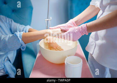 Salone di parrucchiere, massaggio mani procedura Foto Stock