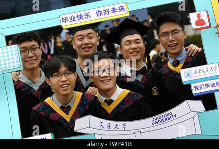 Xi'an, la Cina della provincia di Shaanxi. Il 22 giugno, 2019. I laureati posano per una foto di gruppo a seguito di una cerimonia di laurea a Xi'an Jiaotong University di Xi'an, Cina nord-occidentale della provincia di Shaanxi, 22 giugno 2019. Credito: Liu Xiao/Xinhua/Alamy Live News Foto Stock