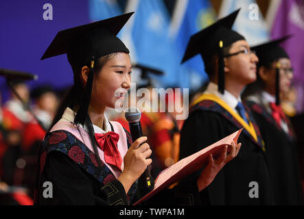 Xi'an, la Cina della provincia di Shaanxi. Il 22 giugno, 2019. Un laureato indirizzi rappresentativi di una cerimonia di laurea a Xi'an Jiaotong University di Xi'an, Cina nord-occidentale della provincia di Shaanxi, 22 giugno 2019. Credito: Liu Xiao/Xinhua/Alamy Live News Foto Stock