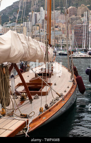 Una bella barca a vela con design classico e finitura in teak ormeggiato nel Principato di Monaco Foto Stock