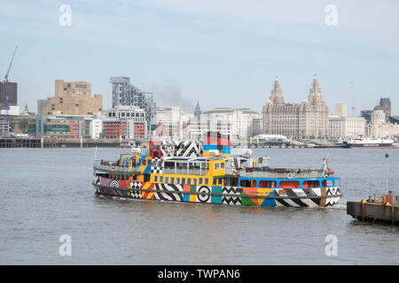 Snowdrop,Mersey Ferry,barca,nave,a,Dazzle,colori,da,Peter Blake,BIENNALE,l'arte,Liverpool,Nord,Nord,città,Merseyside,l'Inghilterra,inglese,GB,Gran Bretagna,UK, Foto Stock