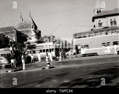 Fontana della flora con tram in movimento 1955, Mumbai, India Foto Stock