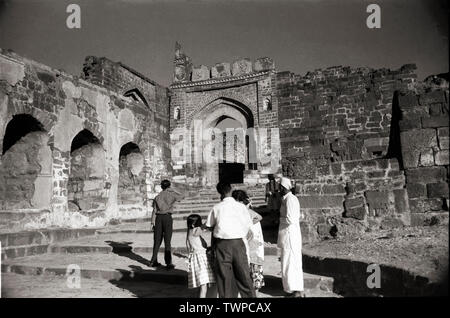 Gita di famiglia per vedere DAULATABAD FORT, Aurangabad, Maharashtra, India Foto Stock