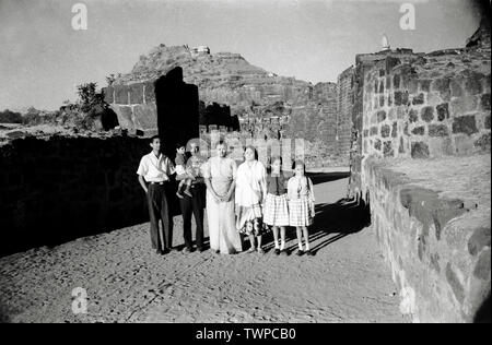 Gita di famiglia per vedere DAULATABAD FORT, Aurangabad, Maharashtra, India Foto Stock