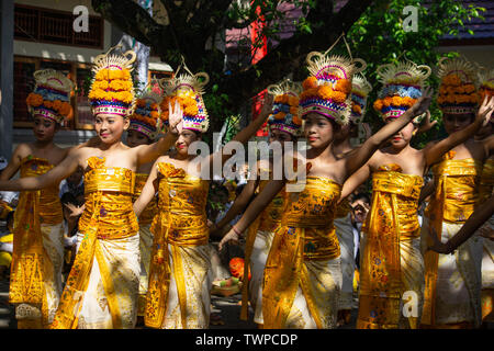 DENPASAR.BALI/INDONESIA-11 MAGGIO 2019: Alcuni Balinese belle ragazze giovani eseguire di Rejang ballare durante la Saraswati giorno di Hindu alla cerimonia di Bali Foto Stock