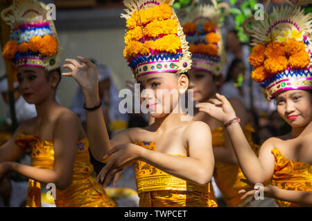 DENPASAR.BALI/INDONESIA-11 MAGGIO 2019: Alcuni Balinese belle ragazze giovani eseguire di Rejang ballare durante la Saraswati giorno di Hindu alla cerimonia di Bali Foto Stock