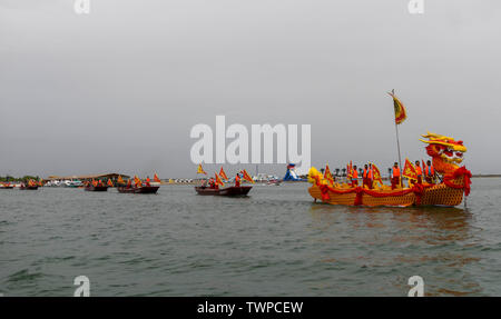 Bohu cinese Xinjiang Uygur Regione autonoma. Il 22 giugno, 2019. I pescatori stabiliti per il traino di reti da pesca in lago Bostan in Bohu County, a nord-ovest della Cina di Xinjiang Uygur Regione autonoma, 22 giugno 2019. La stagione di pesca in lago Bostan iniziato sabato dopo tre mesi di moratoria della pesca. Credito: Zhao Ge/Xinhua/Alamy Live News Foto Stock