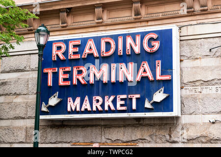 Philadelphia, Pennsylvania, Stati Uniti d'America - 26 Aprile 2019: il terminale di lettura del segno del mercato all'esterno dell'edificio. Foto Stock