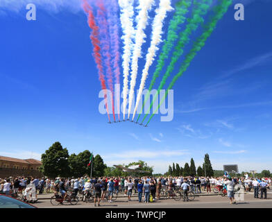 MODENA, Italia, 21 Giugno 2019 - Frecce Tricolori evoluzioni nel cielo Foto Stock