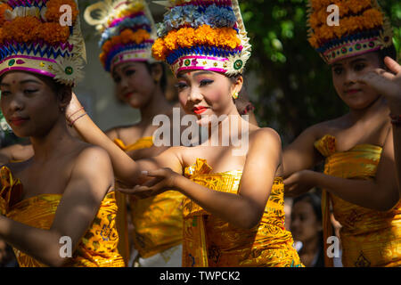 DENPASAR.BALI/INDONESIA-11 MAGGIO 2019: Alcuni Balinese belle ragazze giovani eseguire di Rejang ballare durante la Saraswati giorno di Hindu alla cerimonia di Bali Foto Stock