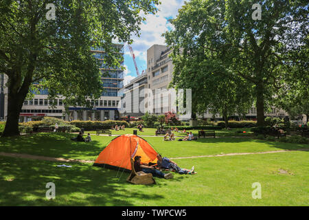 Londra REGNO UNITO. Il 22 giugno 2019. Persone potrete crogiolarvi al sole accanto a una tenda si accamparono nel Cavensdish quadrato in un giorno caldo e soleggiato a Londra Credito: amer ghazzal/Alamy Live News Foto Stock
