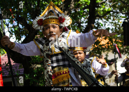 DENPASAR.BALI/INDONESIA-11 MAGGIO 2019: alcuni giovani uomini Balinese eseguire di Baris Gede ballare durante la Saraswati giorno di Hindu alla cerimonia di Bali Foto Stock