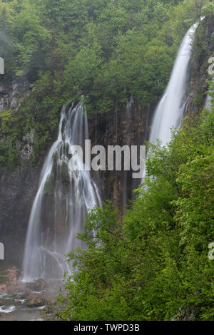 I Laghi di Plitvice nel Parco Nazionale Plitvicka Jezera. I laghi inferiori durante la primavera flood, Croazia Foto Stock