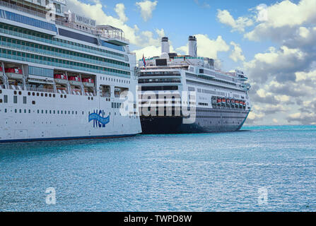 PHILIPSBURG, Sint Maarten - Dicembre 13, 2016: San Maarten dell'economia è basata sul turismo da turisti che soggiornano sull'isola o dai molti crociera l Foto Stock