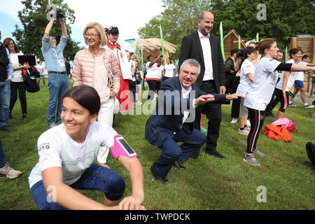 Losanna, Svizzera. Il 22 giugno, 2019. Comitato Olimpico Internazionale (CIO) presidente Thomas Bach (C) si riscalda con guide prima la giornata olimpica correre a Losanna, Svizzera, 22 giugno 2019. Credito: Cao può/Xinhua/Alamy Live News Foto Stock