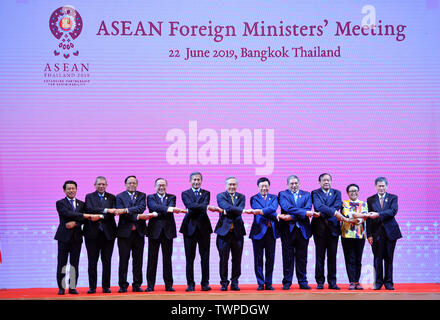 Bangkok, Tailandia. Il 22 giugno, 2019. I ministri degli esteri dell'Associazione delle nazioni del sud-est asiatico (ASEAN), gli Stati membri e l'ASEAN Segretario generale dato Lim Jock Hoi (1R) posano per una foto di gruppo durante l'ASEAN la riunione dei Ministri degli Esteri a Bangkok, Thailandia, 22 giugno 2019. Credito: Rachen Sageamsak/Xinhua/Alamy Live News Foto Stock