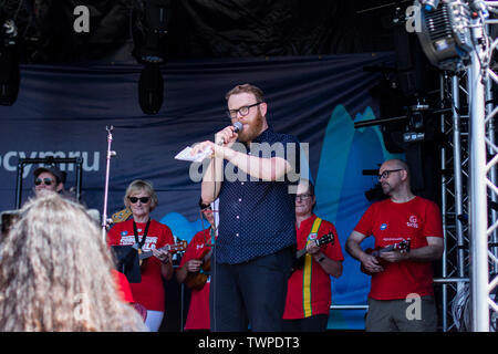 Cardiff Wales, Regno Unito, 22 giugno 2019. BBC Radio DJ Huw Stephens introduce una banda durante il giorno due di Tafwyl festival presso il Castello di Cardiff. È Tafwyl CardiffÕs annuale di lingua gallese, arti e cultura festival, stabilito dalla carità Menter Caerdydd nel 2006 per celebrare la lingua gallese di Cardiff. Credito: Mark Hawkins/Alamy Live News Foto Stock