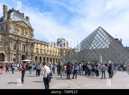 Il museo del Louvre e la piramide di vetro a Parigi in Francia su una giornata di primavera Foto Stock